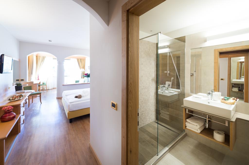 Hotel Ambassador Levico Terme Exterior foto