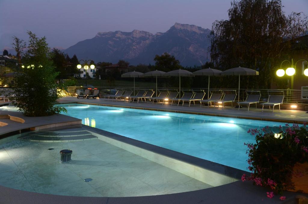 Hotel Ambassador Levico Terme Exterior foto