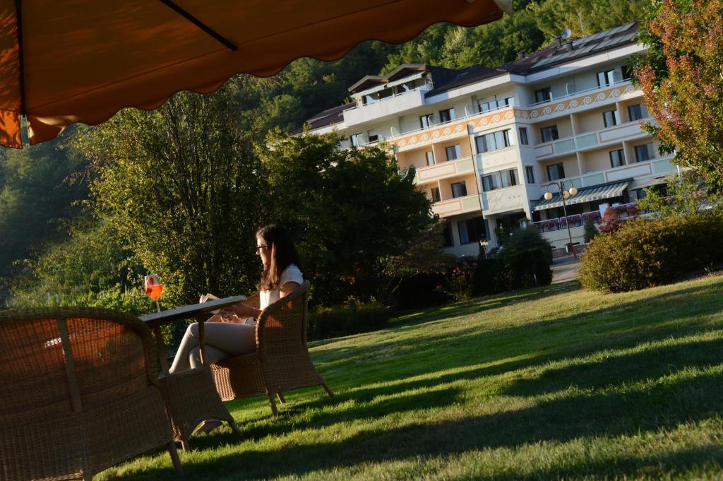 Hotel Ambassador Levico Terme Exterior foto